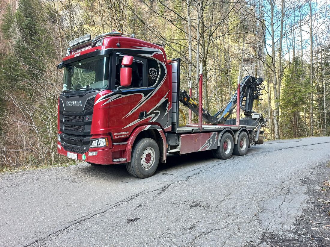 Modern Scania kranbil med lastbilskran för lyft i Malmö