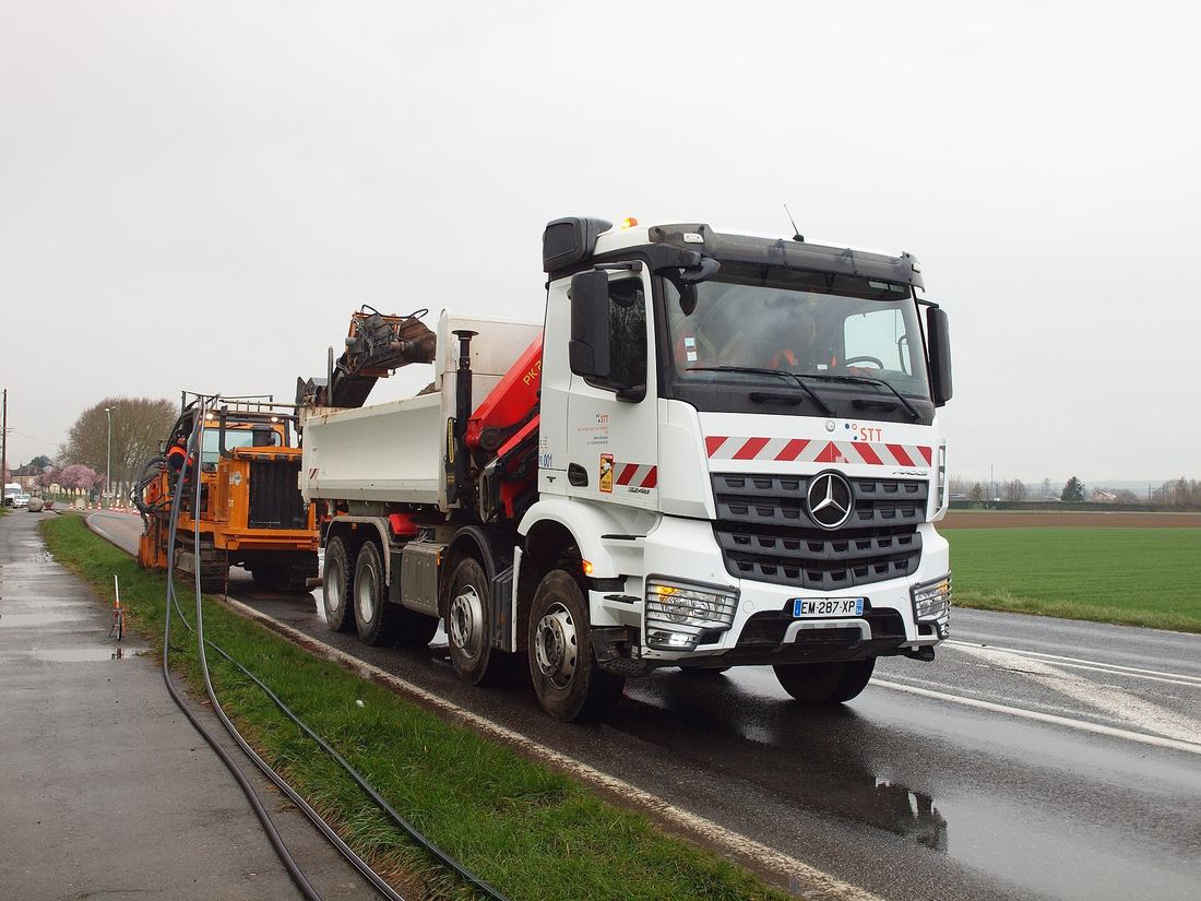 Kranbil (Mercedes-Benz Arocs) med Palfinger-kran vid bygg- och vägarbete i Malmö